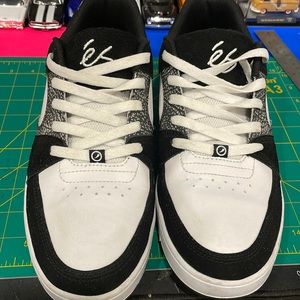 Es, accel slim skate shoe. Size 12 in black and white.